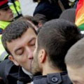  le pape accueilli par un kiss-in gay de protestation (+ vido)  - Barcelone 